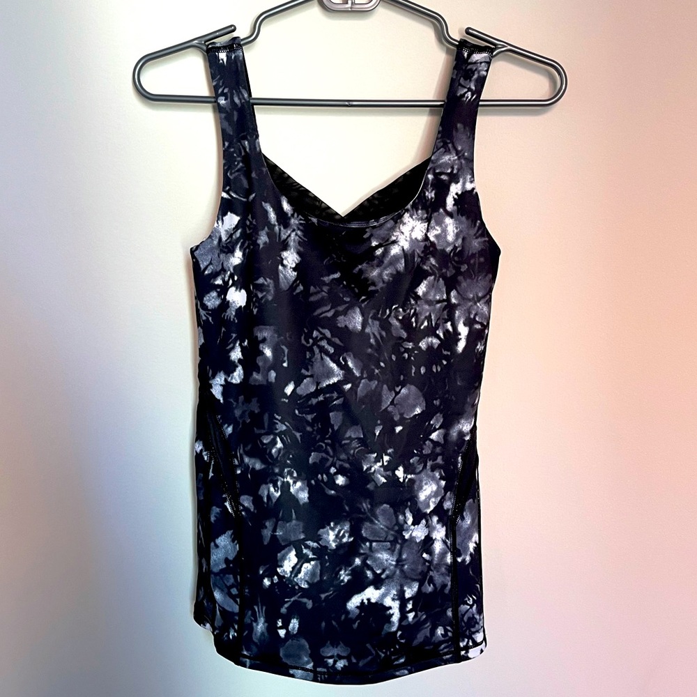 Lululemon top with build in bra